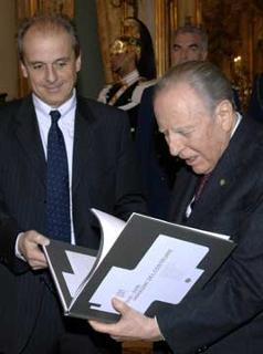 Il Presidente Ciampi riceve una raccolta fotografica dal Presidente dell'Associazione Nazionale Costruttori Edili, in occasione dell'incontro per il 60° anniversario di fondazione dell'ANCE