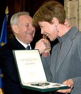 Il Presidente Ciampi consegna le insegne di Commendatore all'attrice Ottavia Piccolo, in occasione della cerimonia di consegna dei Premi David di Donatello 2006