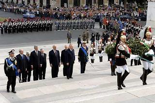 Il Presidente Ciampi ascende la scalea dell'Altare della Patria per rendere omaggio al Milite Ignoto in occasione del 61° Anniversario dela Liberazione