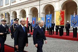 Il Presidente Ciampi, accompagnato dal Ministro della Difesa Antonio Martino, passa in rassegna i Gonfaloni insigniti della Medaglia d'Oro al Merito Civile in occasione della ricorrenza del 61° Anniversario della Liberazione