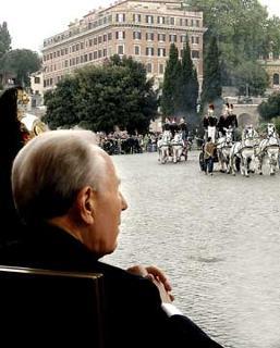 Il Presidente Ciampi assiste alla rassegna storica del Corpo Nazionale dei Vigili del Fuoco, sul piazzale antistante il Colosseo, in occasione dell'anniversario del Corpo