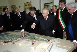 Il Presidente Ciampi osserva il plastico del nuovo porto della città