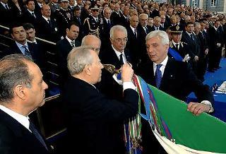 Il Presidente Ciampi consegna la Medaglia d'Oro al Valor Civile alla Bandiera della Polizia di Stato, in occasione del 154° Anniversario di Fondazione