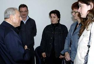 Il Presidente Ciampi si intrattiene con i familiari di Massimiliano Clementini, ferito gravemente, durante la visita ai ricoverati nell'ospedale del Celio