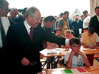 Il Presidente della Repubblica Carlo Azeglio Ciampi durante la visita al 
campo profughi in Albania