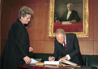 Visita ufficiale in Finlandia - Il Presidente Ciampi, con il Presidente del Parlamento Tiitta Uosukainen, firma il Libro d'Onore