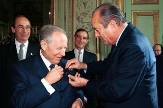Visita del Presidente della Repubblica nella Repubblica Francese. Il Presidente Jacques Chirac appone la &quot;rosetta&quot; della Gran Croce della Legion D'Onore al Presidente Ciampi