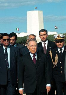 Visita ufficiale del Presidente della Repubblica Carlo Azeglio Ciampi nella Repubblica Araba d'Egitto. Omaggio al Sacrario italiano di El Alamein