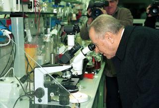 Visita del Presidente della Repubblica Carlo Azeglio Ciampi a Trieste (23-24 febbraio 2000). Visita ai laboratori dell'International Centre for Genetic Engineiring Biotechnology