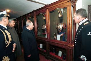Il Presidente della Repubblica Carlo Azeglio Ciampi visita la caserma dei Corazzieri accompagnato dal Comandante del Reggimento il Colonello Tommaso Meli