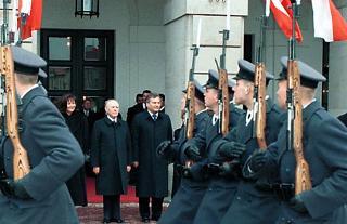 Visita ufficiale del Presidente della Repubblica Carlo Azeglio Ciampi nella Repubblica di Polonia. Cerimonia ufficiale di benvenuto al Palazzo Presidenziale