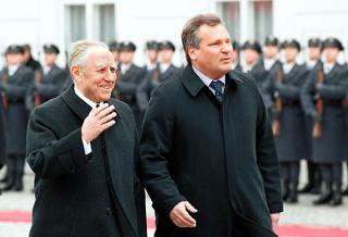 Visita ufficiale del Presidente della Repubblica Carlo Azeglio Ciampi nella Repubblica di Polonia. Commiato dal Presidente della Repubblica di Polonia Aleksander Kwasniewski