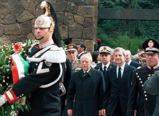 Il Presidente della Repubblica Carlo Azeglio Ciampi alla cerimonia commemorativa del 56° anniversario dell'eccidio delle Fosse Ardeatine. Il Presidente Ciampi e il Presidente della Camera dei deputati Luciano Violante