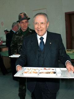 Visita del Presidente della Repubblica Carlo Azeglio Ciampi in Bosnia-Erzegovina. Il Presidente Ciampi a colazione nella Caserma Tito durante la visita al Contingente italiano