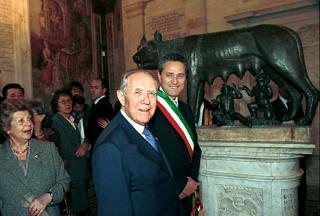 Intervento alla pre-inaugurazione dei restaurati Musei Capitolini - Il Presidente Ciampi con il Sindaco di Roma Francesco Rutelli