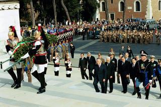 Deposizioni di corone di alloro da parte del Presidente della Repubblica all'Altare della Patria ed al Mausoleo Ardeatino in occasione del 55° anniversario della Liberazione