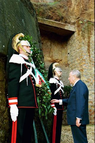 Deposizione di una corona d'alloro, da parte del Presidente della Repubblica, al Mausoleo Ardeatino, in occasione del Giorno dell'Unità Nazionale e Festa delle Forze Armate