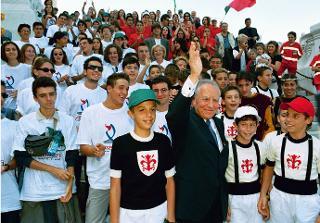 Il Presidente Ciampi tra gli studenti al termine della cerimonia d'apertura dell'anno scolastico 2000/2001