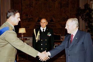 Incontro con il Cap. Vasc. Fabio Ghia e il Cap. Vasc. Roberto Viaggi, rispettivamente Direttore della Segreteria dell'Ufficio per gli Affari Militari uscente ed entrante e con il Col. Paolo Reghenspurgher e il Col. Giancarlo Rossi, rispettivamente Assistente Militare del Presidente della Repubblica per l'Esercito uscente ed entrante, Palazzo del Quirinale