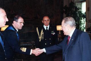 Incontro con il Cap. Vasc. Fabio Ghia e il Cap. Vasc. Roberto Viaggi, rispettivamente Direttore della Segreteria dell'Ufficio per gli Affari Militari uscente ed entrante e con il Col. Paolo Reghenspurgher e il Col. Giancarlo Rossi, rispettivamente Assistente Militare del Presidente della Repubblica per l'Esercito uscente ed entrante, Palazzo del Quirinale