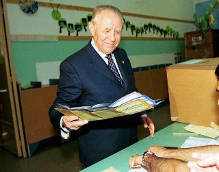 Il Presidente Carlo Azeglio Ciampi e la moglie Franca al seggio elettorale, Roma