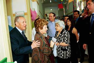 Il Presidente Carlo Azeglio Ciampi e la moglie Franca al seggio elettorale, Roma