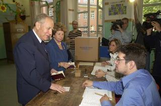 Il Presidente della Repubblica Carlo Azeglio Ciampi e la moglie Franca al seggio elettorale, Roma