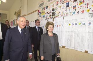 Il Presidente Carlo Azeglio Ciampi e la moglie Franca al seggio elettorale, Roma