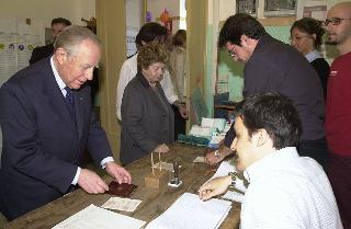 Il Presidente Carlo Azeglio Ciampi e la moglie Franca al seggio elettorale, Roma