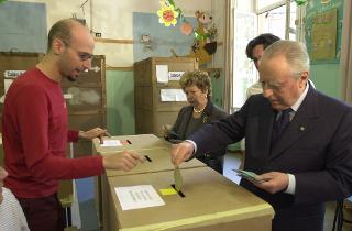 Il Presidente Carlo Azeglio Ciampi e la moglie Franca al seggio elettorale, Roma