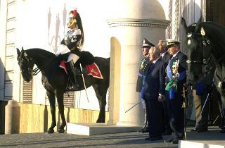 Il Presidente Ciampi insieme al Consigliere Militare Sergio Biraghi assiste al Cambio della Guardia dei Corazzieri