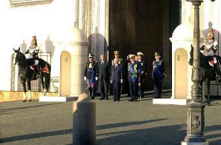 Il Presidente Ciampi insieme al Consigliere Militare Sergio Biraghi assiste al Cambio della Guardia dei Corazzieri