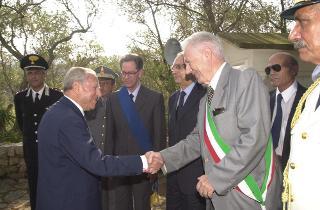 Il Presidente Ciampi a Caprera rende omaggio a Giuseppe Garibaldi e visita il Museo