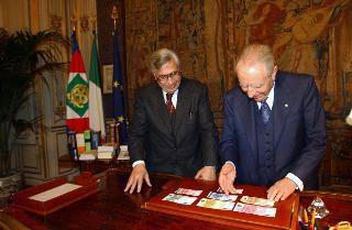 Incontro con Antonio Fazio, Governatore della Banca d'Italia e con Tullio De Rosa, Cassiere Generale dell'Istituto, per presentare le nuove banconote euro