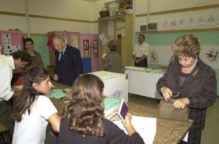 Il Presidente Ciampi e la moglie votano per il referendum