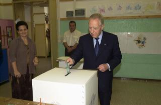 Il Presidente Ciampi e la moglie votano per il referendum