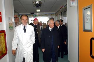 Visita del Presidente della Repubblica e della Signora Ciampi all'Ospedale Pediatrico Bambino Gesù di Roma, per incontrare i due bambini feriti in occasione del terremoto in Molise