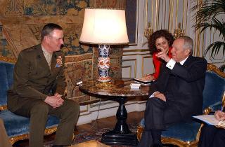 Incontro con James Jones, nuovo Comandante Supremo delle Forze Alleate in Europa - SACEUR, accompagnato da Rolando Mosca Moschini, Capo di Stato Maggiore della Difesa