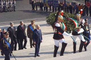 Deposizione di una corona d'alloro da parte del Presidente della Repubblica all'Altare della Patria in occasione del 58° anniversario della Liberazione