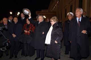 Il Presidente della Repubblica Carlo Azeglio Ciampi con la moglie Franca festeggiano il nuovo anno nella Piazza del Quirinale