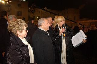 Il Presidente della Repubblica Carlo Azeglio Ciampi con la moglie Franca festeggiano il nuovo anno nella Piazza del Quirinale
