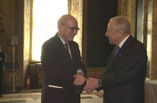 Il Presidente Ciampi con i vincitori dei Premi assegnati dall'Accademia dei Lincei, al termine della cerimonia di consegna del &quot;Premio Presidente della Repubblica&quot;