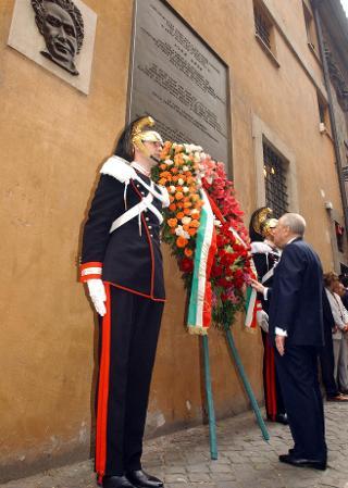 Deposizione di due corone di fiori, da parte del Presidente della Repubblica, in Via Caetani ed in Via Fani, nel venticinquesimo anniversario dell'uccisione dell'On. Aldo Moro