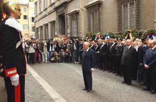 Deposizione di due corone di fiori, da parte del Presidente della Repubblica, in Via Caetani ed in Via Fani, nel venticinquesimo anniversario dell'uccisione dell'On. Aldo Moro