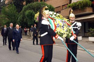 Deposizione di due corone di fiori, da parte del Presidente della Repubblica, in Via Caetani ed in Via Fani, nel venticinquesimo anniversario dell'uccisione dell'On. Aldo Moro