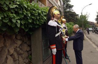 Deposizione di due corone di fiori, da parte del Presidente della Repubblica, in Via Caetani ed in Via Fani, nel venticinquesimo anniversario dell'uccisione dell'On. Aldo Moro