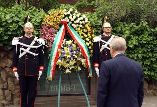 Deposizione di due corone di fiori, da parte del Presidente della Repubblica, in Via Caetani ed in Via Fani, nel venticinquesimo anniversario dell'uccisione dell'On. Aldo Moro