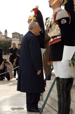 Deposizione - in forma ufficiale - di una corona d'alloro da parte del Presidente della Repubblica all'Altare della Patria in occasione del 59° anniversario della Liberazione