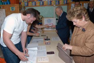 Il Presidente Carlo Azeglio Ciampi e la moglie Franca al Seggio elettorale per le elezioni europee del 2004, Roma
