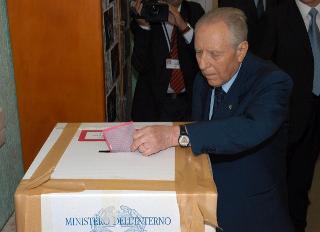 Il Presidente Carlo Azeglio Ciampi e la moglie Franca al Seggio elettorale per le elezioni europee del 2004, Roma